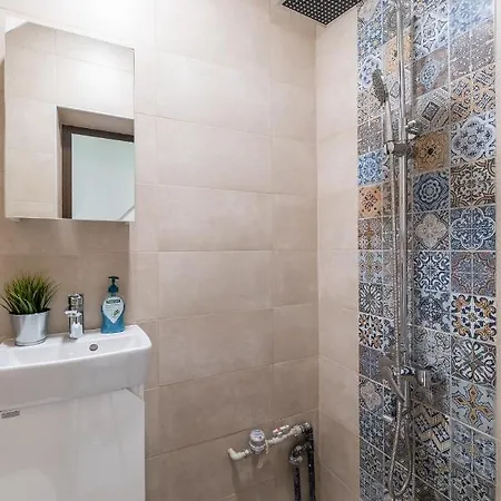 Well Preserved Family / Friendly Central Apt In Apartment